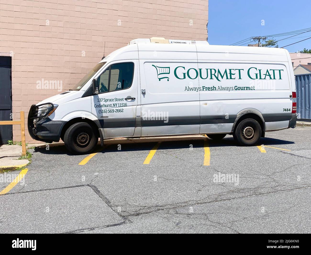 Der Lieferwagen für Gourmet Glatt, einen koscheren Supermarkt in Woodmere, Long Island, New York, einem Gebiet mit einer großen orthodoxen jüdischen Bevölkerung. Stockfoto