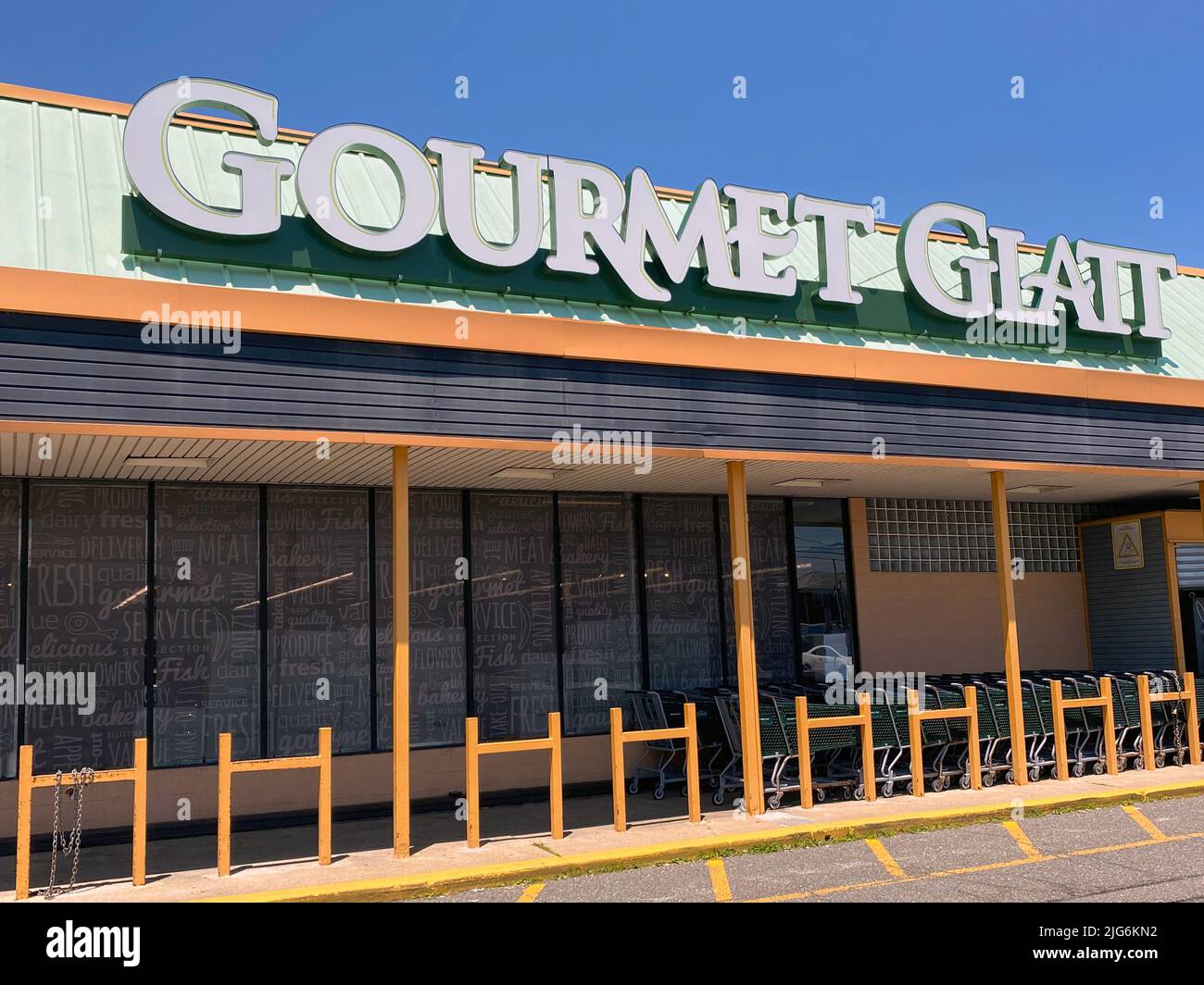 Das Äußere von Gourmet Glatt, einem koscheren Supermarkt in Woodmere, Long Island, New York, einem Gebiet mit einer großen orthodoxen jüdischen Bevölkerung. Stockfoto