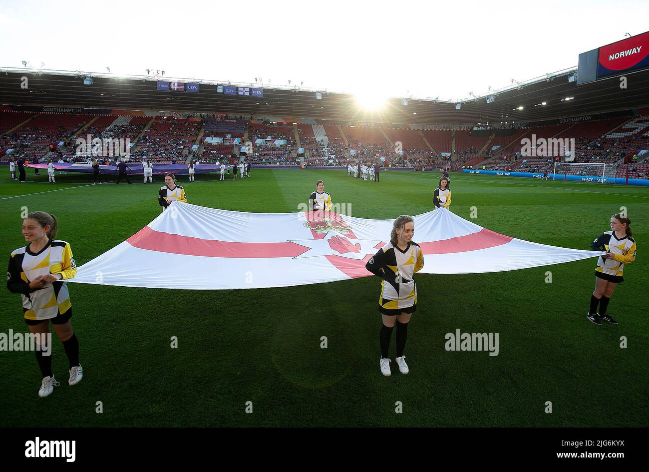 Southampton, England, 7.. Juli 2022. Die nordirische Flagge wird vor dem Spiel der UEFA Women's European Championship 2022 im St. Mary's Stadium in Southampton angezeigt. Bildnachweis sollte lauten: Paul Terry / Sportimage Kredit: Sportimage/Alamy Live News Stockfoto