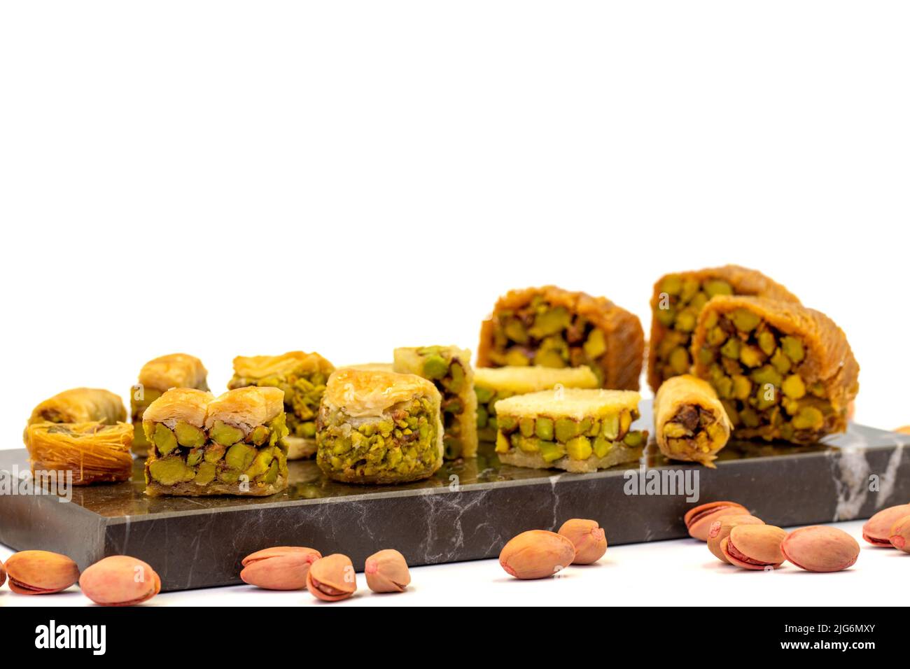 Sorten von Pistazien Baklava. Verschiedene Baklava isoliert auf weißem ...