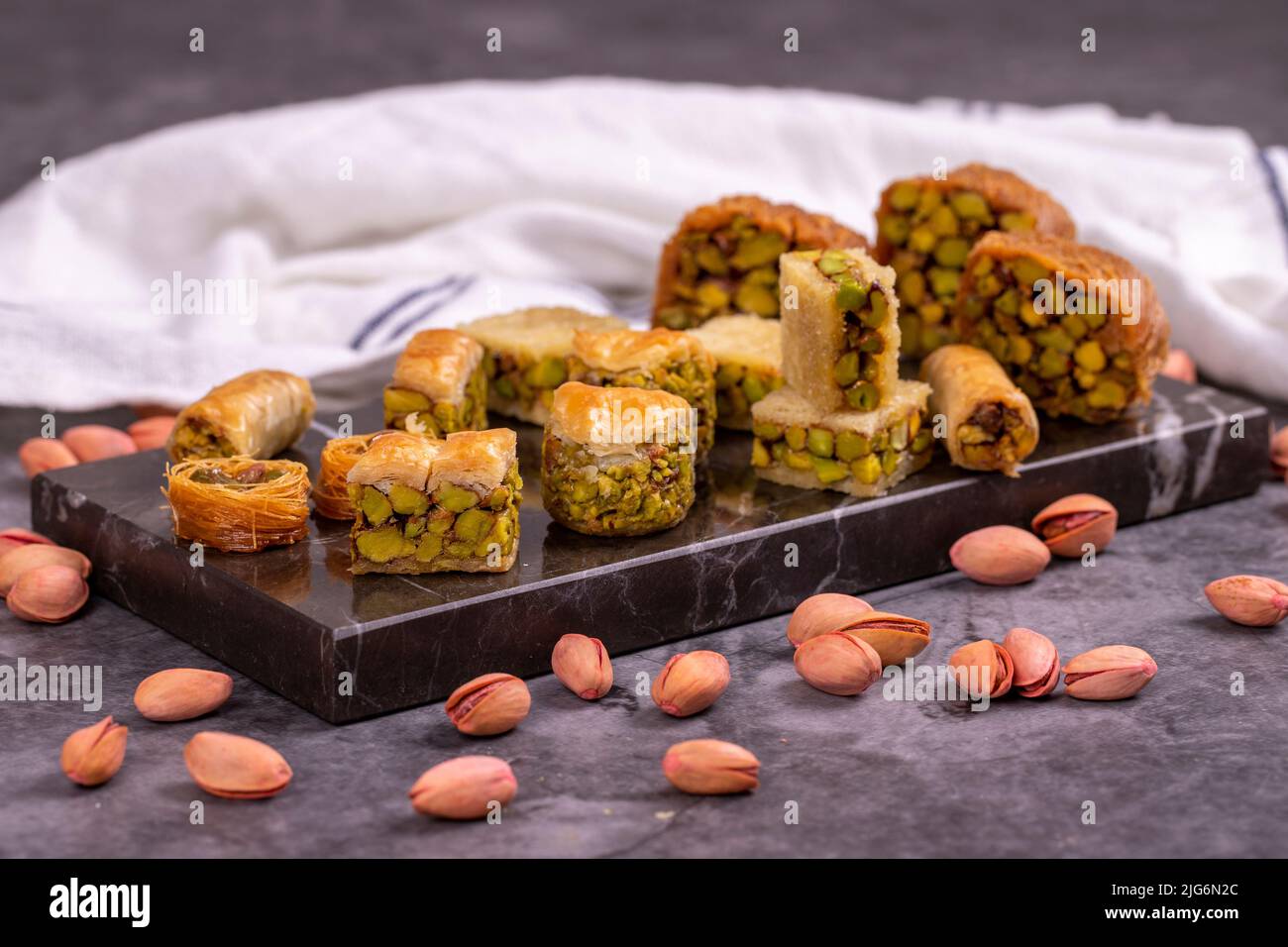Sorten von Pistazien Baklava. Sorten von Baklava auf dunklem ... Sorten von Pistazien Baklava. Sorten von Baklava auf dunklem ...