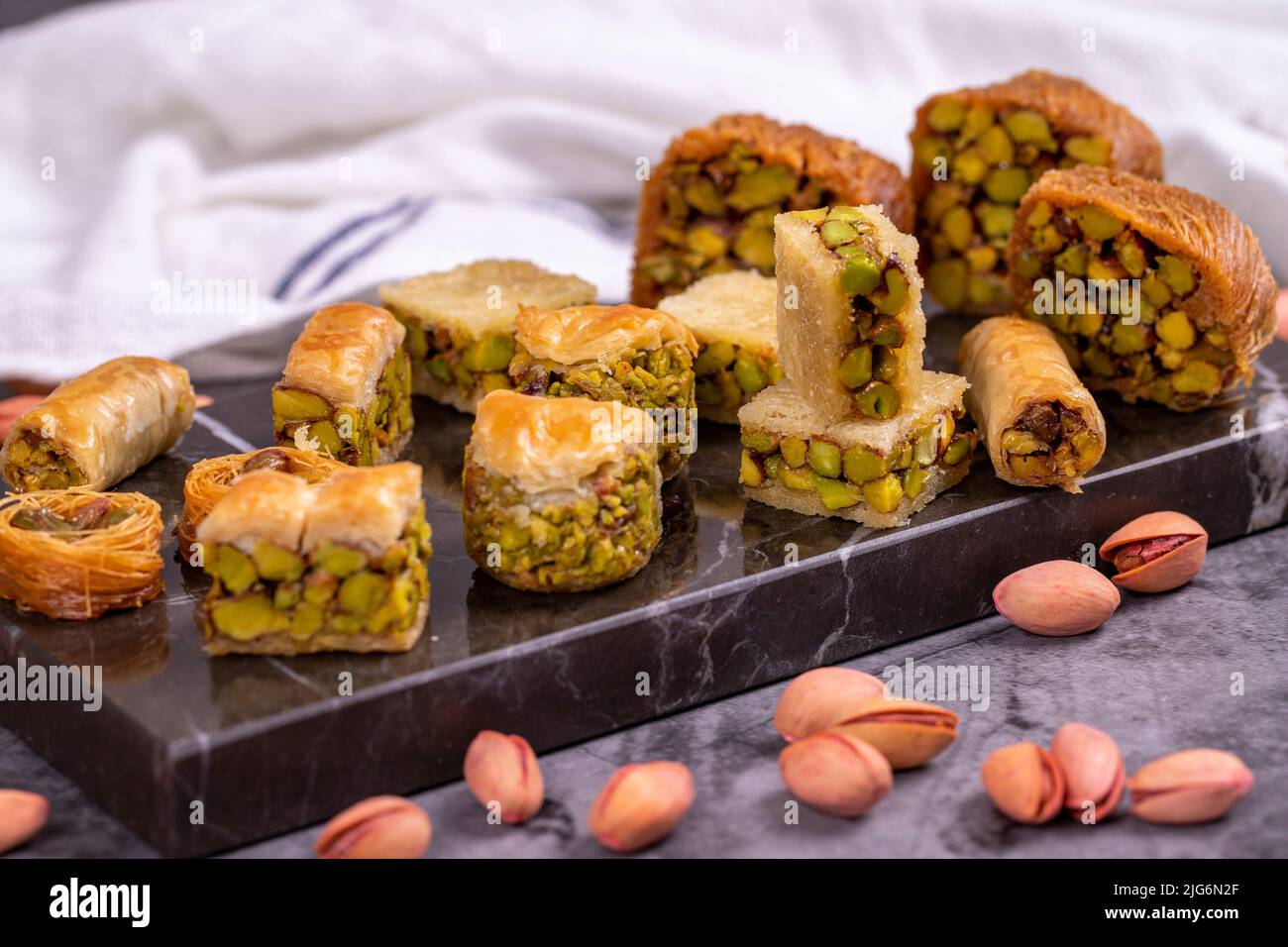 Sorten von Pistazien Baklava. Sorten von Baklava auf dunklem ...