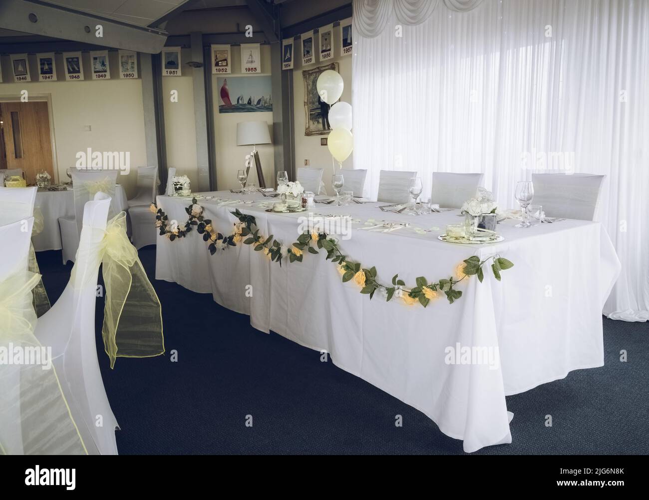 Ein Tisch an einem Hochzeitsempfang, der für ein Hochzeitsfrühstück ausgelegt ist Stockfoto