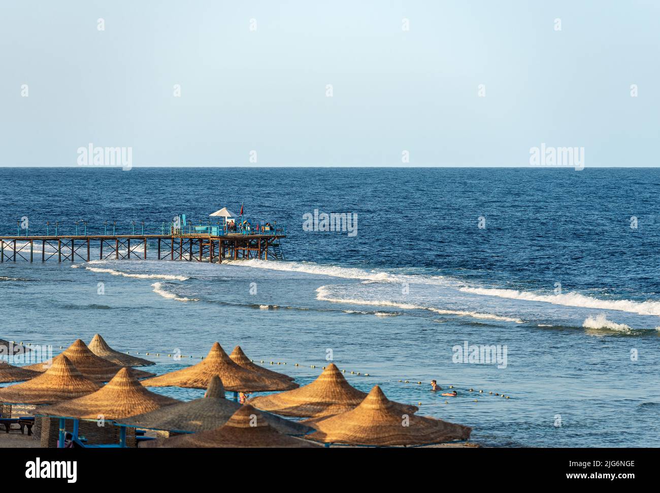 Strandurlaub an der Küste des Roten Meeres in der Nähe von Marsa Alam, Ägypten, Afrika. Hölzerner Pier über dem Korallenriff zum Tauchen, Schnorcheln und Schwimmen. Stockfoto