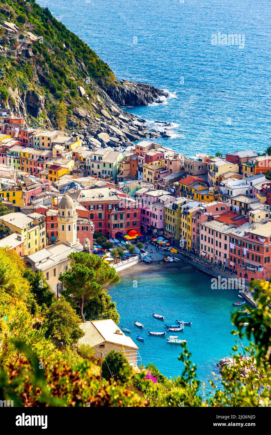 Blick auf bunte Häuser in Vernazza vom Wanderweg Sentiero Monterosso - Vernazza, Cinque Terre, La Spezia, Italien Stockfoto