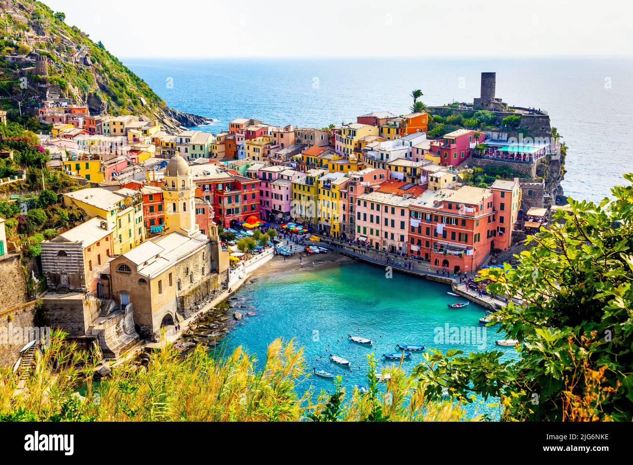 Blick auf bunte Häuser in Vernazza vom Wanderweg Sentiero Monterosso - Vernazza, Cinque Terre, La Spezia, Italien Stockfoto