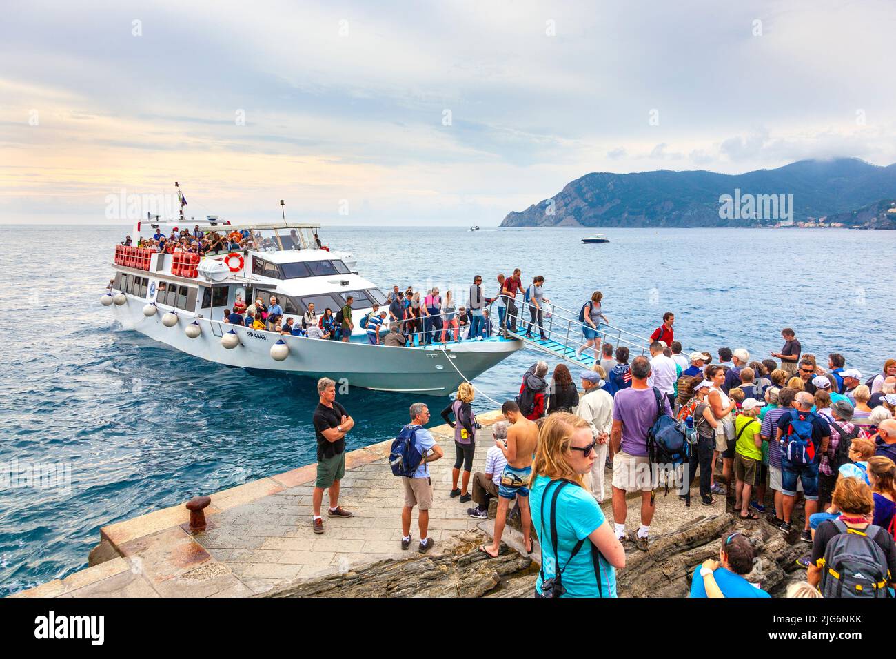 Vielbeschäftigte touristische Bootstour in der Marina von Vernazza, Cinque Terre, La Spezia, Italien Stockfoto
