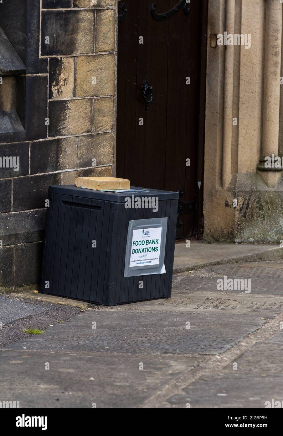 Eine Kiste für Spenden von Lebensmittelbanken vor der St. John's Church, Baildon, Yorkshire. Stockfoto