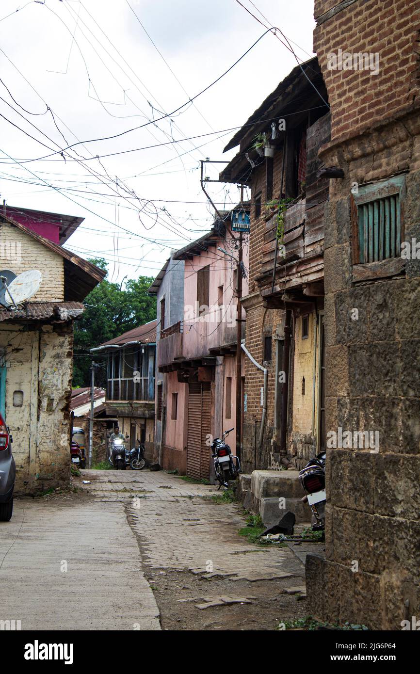 indische Häuser, wada, kleine Straße zwischen Häusern Stockfoto