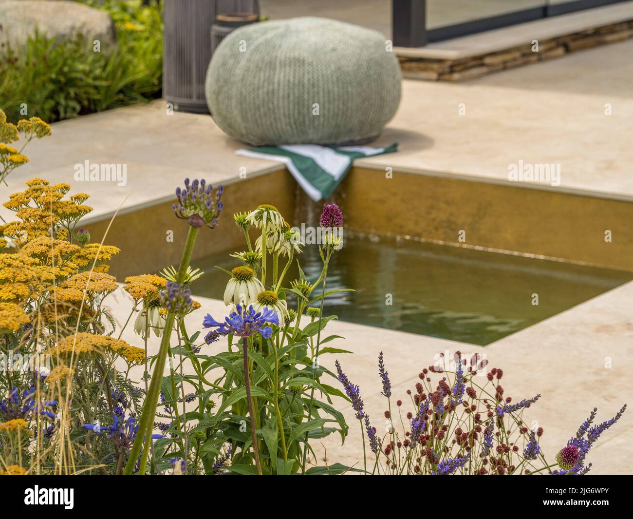 Tauchbecken in einem kleinen Garten im Innenhof im Sommer. Stockfoto