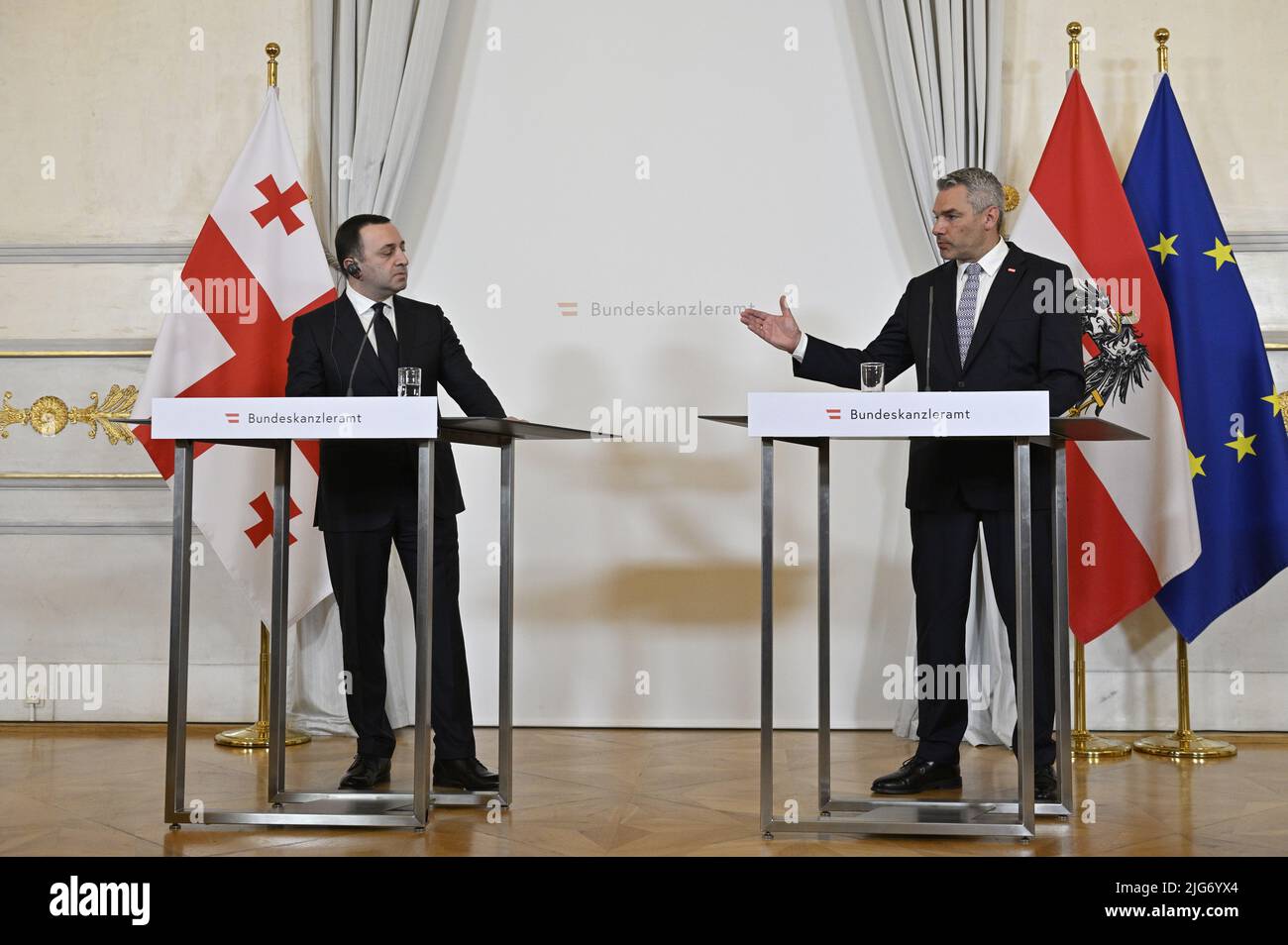 Wien, Österreich. 8.. Juli 2022. Presseerklärung des georgischen Ministerpräsidenten Irakli Garibashvili (L) und Bundeskanzler Karl Nehammer (R) im Bundeskanzleramt in Wien. Quelle: Franz Perc/Alamy Live News Stockfoto