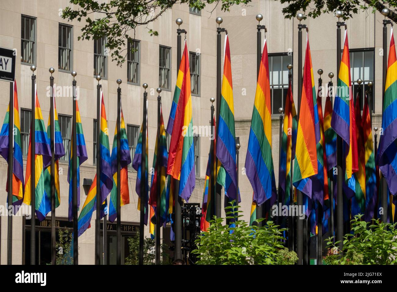 Die „Pride Month“-Flaggen umzingeln am 2022. Juni die plaza im Rockefeller Center, New York City, USA Stockfoto