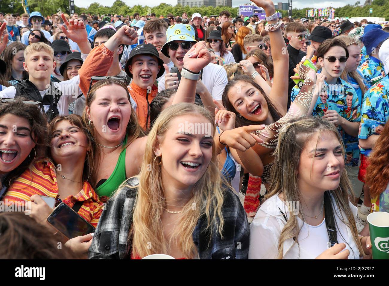 Glasgow, Großbritannien. 08.. Juli 2022. Das TRNSMT Musikfestival in Glasgow Green, Glasgow, Schottland, Großbritannien wurde offiziell von der Tribute-Band „The Bootleg Beatles“ gestartet, die eine Auswahl bekannter Beatles-Hits spielte. Das Festival findet über 3 Tage statt und wird voraussichtlich zu einem Ausverkauf mit Tausenden von Musikfans an jedem Tag. Kredit: Findlay/Alamy Live Nachrichten Stockfoto