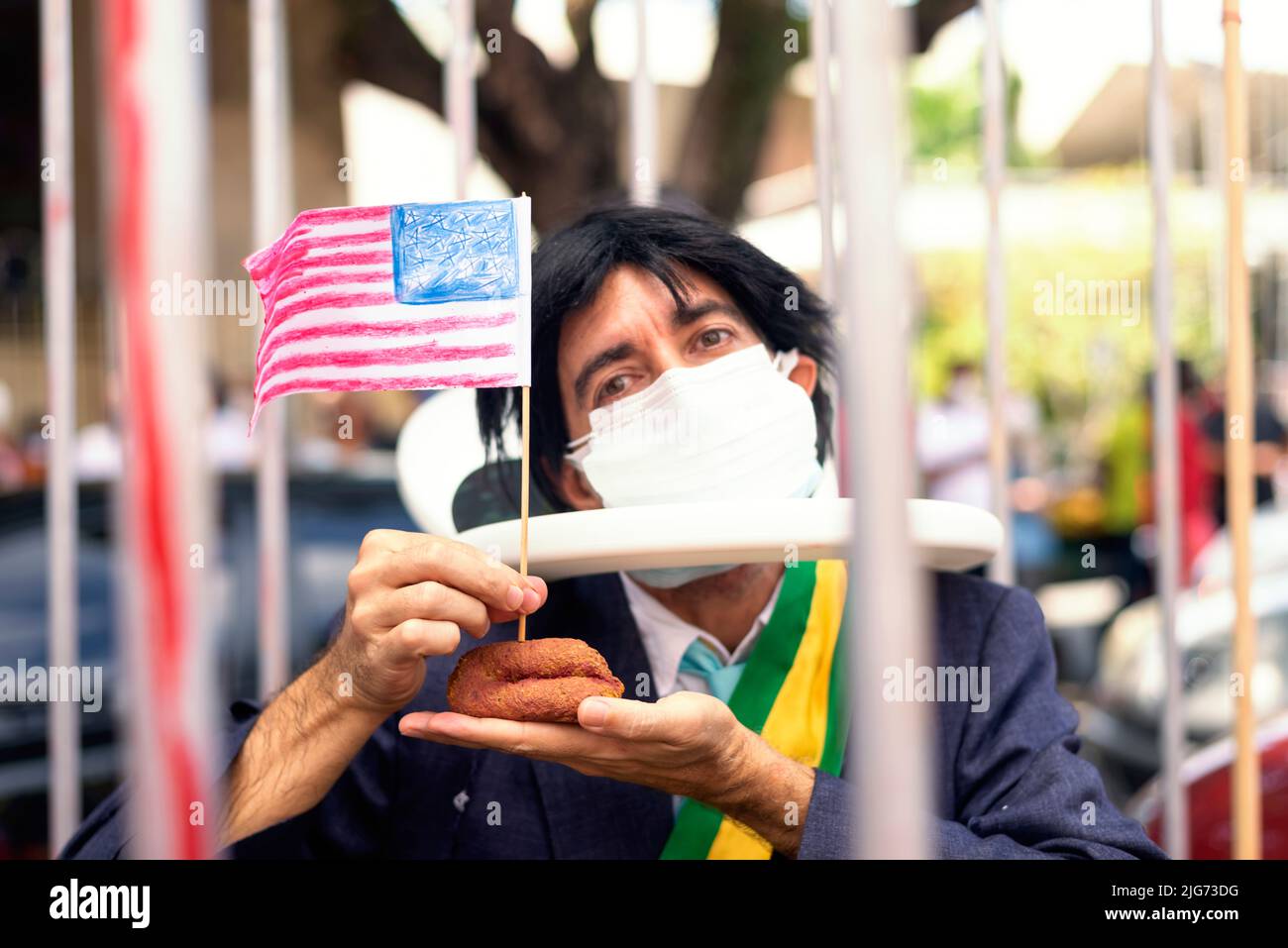 Salvador, Bahia, Brasilien - 02. Oktober 2021: Menschen protestieren mit Spruchbändern, Plakaten und Schreien bei der Veranstaltung gegen die Regierung von Präsident Bolso Stockfoto