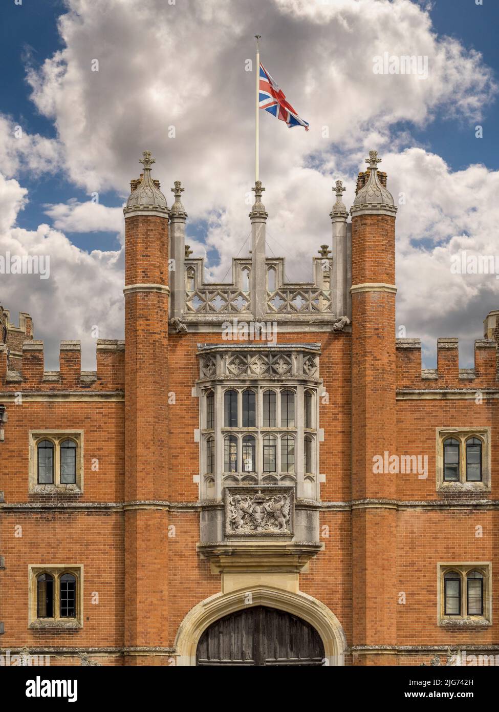 Oberer Abschnitt des Großen Gatehouse, der Haupteingang zum Hampton Court Palace, London. VEREINIGTES KÖNIGREICH Stockfoto