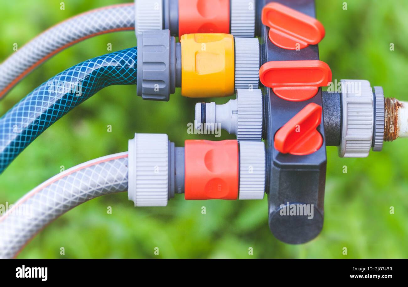 Mehrkanal-Wasseranschluss aus Kunststoff für Gartenschläuche Stockfoto