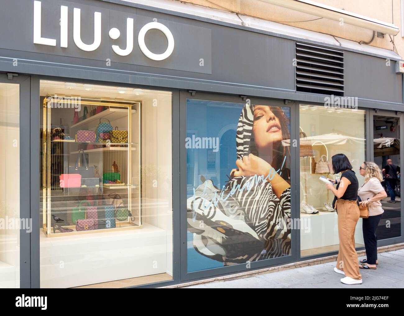 Schaufenster Modehaus, Via San Lazzaro (Einkaufsstraße), Triest, Region Friaul Julisch Venetien, Italien Stockfoto