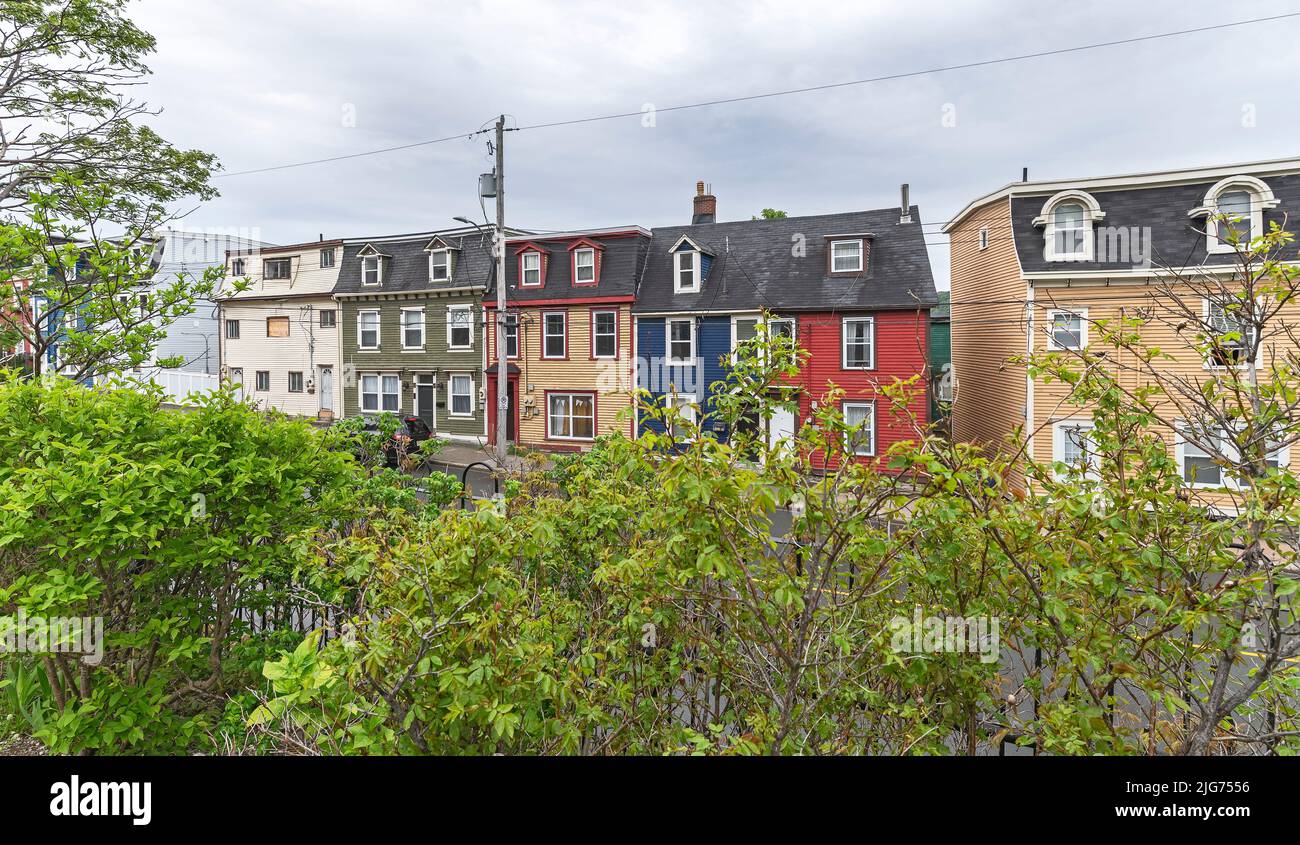 Eine Reihe von bunten Stadthäusern, die gemeinhin als Gelee Beans bezeichnet werden, in St. John’s Stockfoto