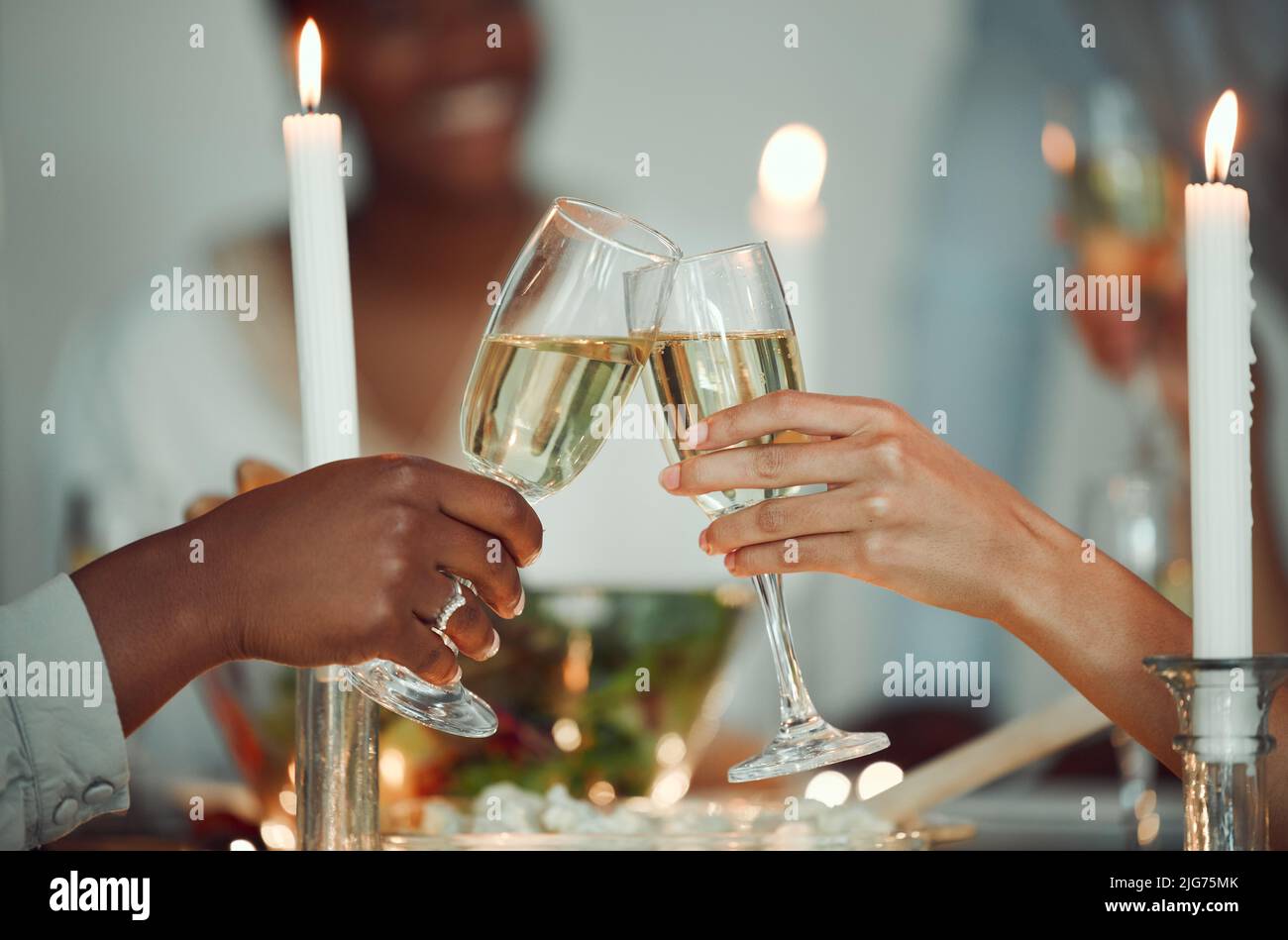 Wir haben es geschafft. Aufnahme von Geschäftsfreunden, die sich drinnen in Gesellschaft treffen. Stockfoto