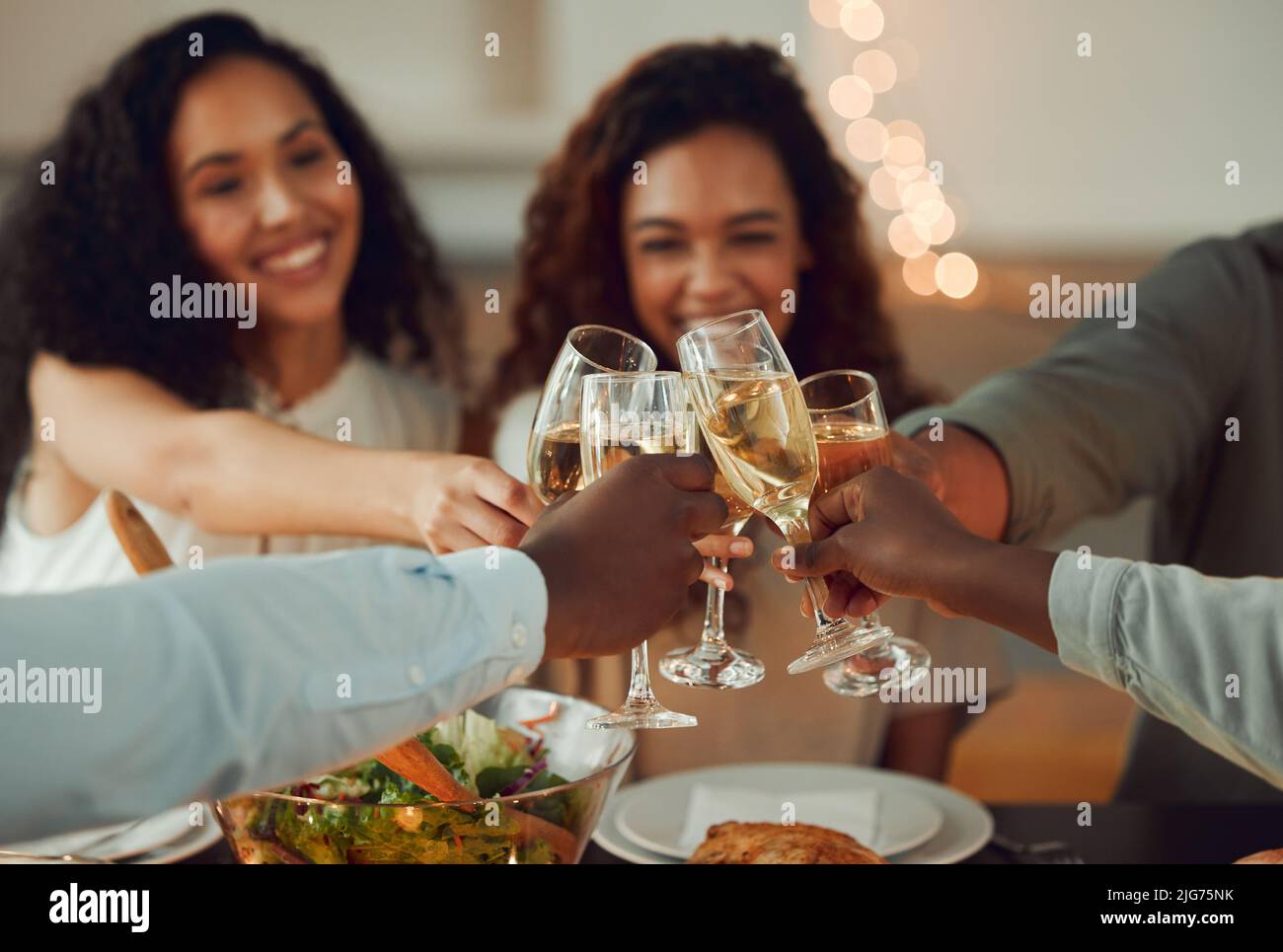 Vergessen Sie Ihre Sorgen. Aufnahme von Geschäftsfreunden, die sich drinnen in Gesellschaft treffen. Stockfoto