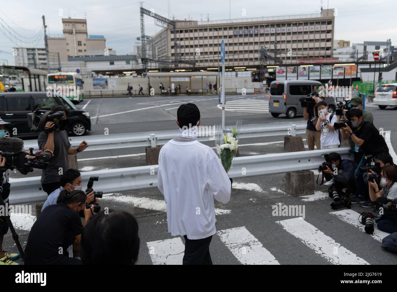 NARA, 8. Juli 2022 (Xinhua) -- Ein Bürger trauert am Ort, an dem der verstorbene ehemalige japanische Premierminister Shinzo Abe am 8. Juli 2022 in Nara, Japan, angeschossen wurde. Der ehemalige japanische Premierminister Shinzo Abe wurde am Freitag für tot erklärt, nachdem er zweimal von einem ehemaligen Mitarbeiter der Maritime Self-Defense Force (MSDF) angeschossen wurde, während er in der westlichen Präfektur Nara eine Rede hielt. ABE, 67, starb um 5:03 Uhr Ortszeit, sagte das Krankenhaus, das den ehemaligen Premierminister empfing, auf einer Pressekonferenz am Nachmittag. (Xinhua/Zhang Xiaoyu) Stockfoto