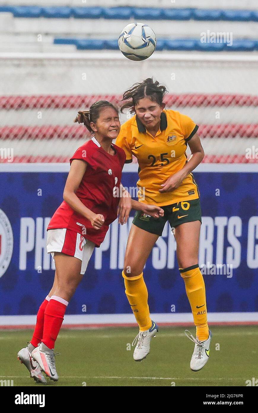 Manila, Philippinen, 8. Juli 2022. Die Indonesierin Hanipa Halimatusyadiah Suandi (L) wetteiferte um den Ball gegen die Australierin Alexia Apostolakis während des AFF Women's Championship 2022 Group A-Spiels zwischen Australien und Indonesien am 8. Juli 2022 in Manila auf den Philippinen. (Xinhua/Rouelle Umali) Stockfoto