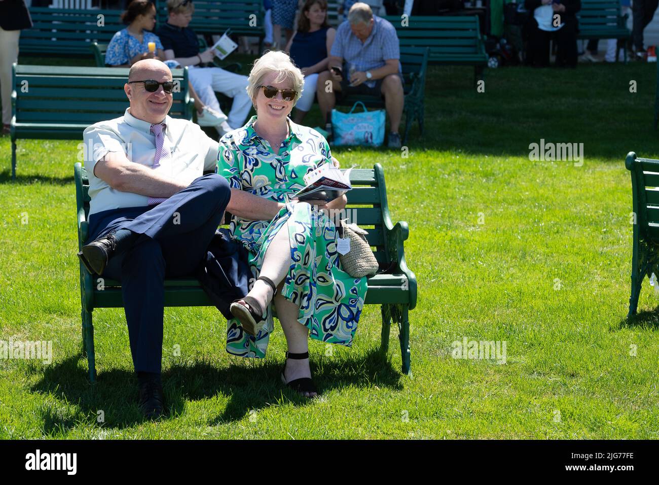 Ascot, Bergen, Großbritannien. 8.. Juli 2022. Die Sonne schien heute bei der Hitzewelle, die am Sumer Mile Racing Weekend Property Raceday auf der Ascot Racecourse beginnt. Quelle: Maureen McLean/Alamy Live News Stockfoto