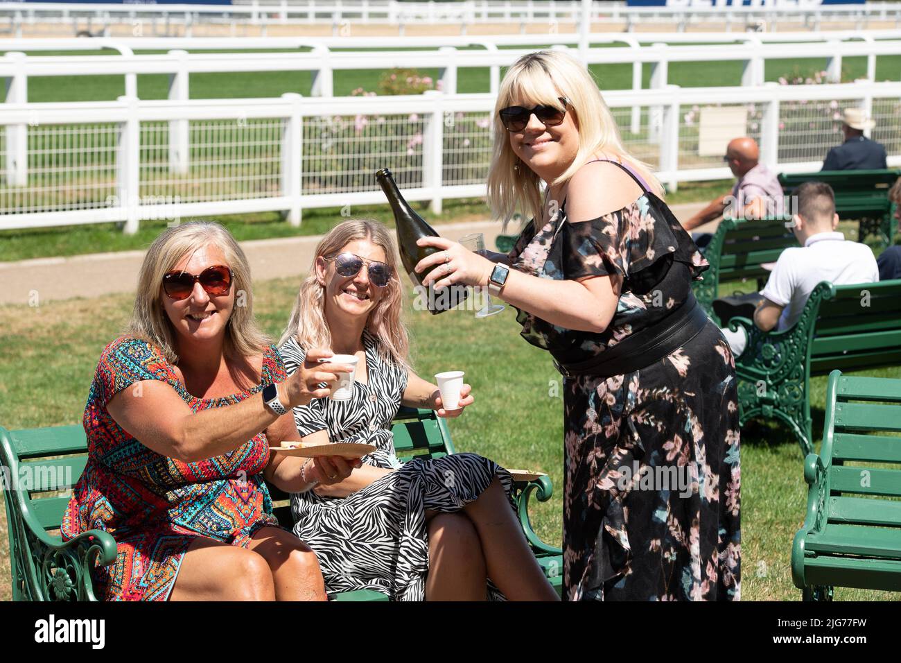 Ascot, Bergen, Großbritannien. 8.. Juli 2022. Die Sonne schien heute bei der Hitzewelle, die am Sumer Mile Racing Weekend Property Raceday auf der Ascot Racecourse beginnt. Quelle: Maureen McLean/Alamy Live News Stockfoto