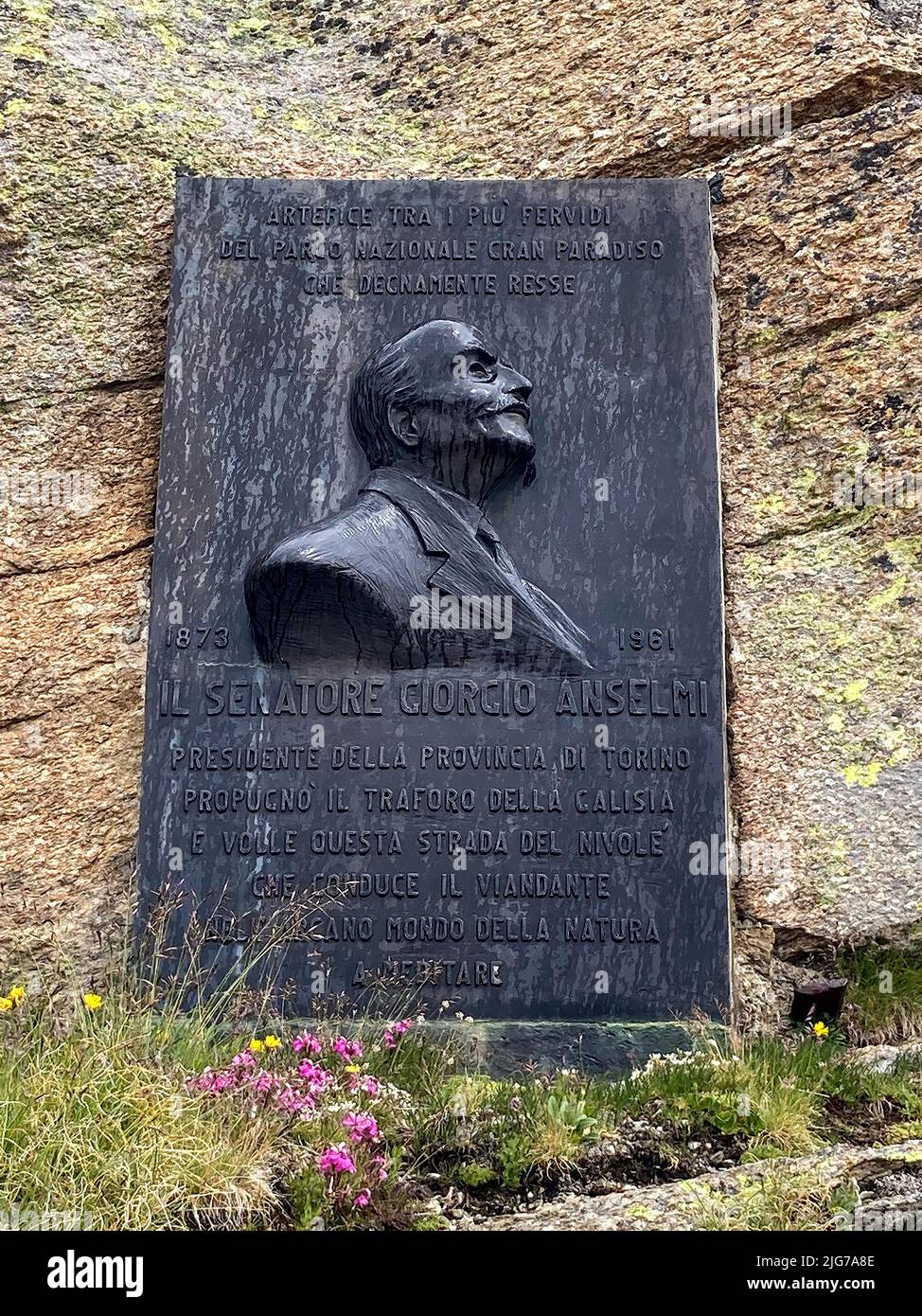 Gedenktafel auf der Passstraße Colle del Nivolet in den Alpen für Senator Giorgio Ermanno Anselmi, den ersten Präsidenten des Ersten Italienischen Nationalpräsidenten Stockfoto