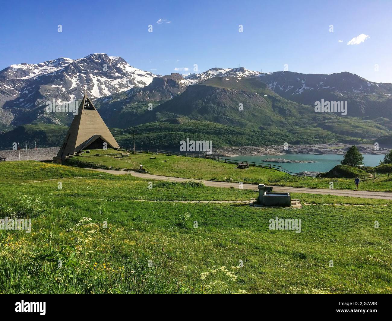 Kapelle mit moderner Architektur Notre-Dame-de-lAssomption in Form einer Pyramide, Lac du Mont Cenis, Lanslebourg-Mont-Cenis, Departement Savoie Stockfoto