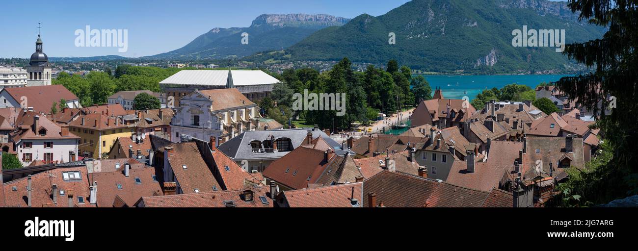 Annecy, Frankreich - Juli 2 2022: Die historische Stadt und der See Lac d'Annecy in den französischen Alpen. Stockfoto