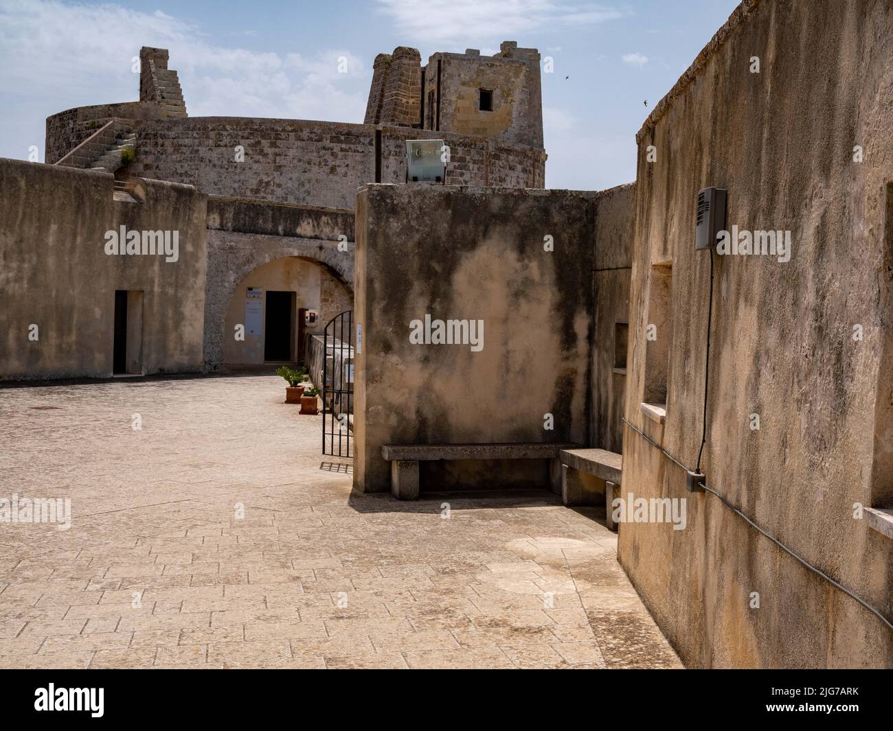 Obere Ebene der Burg von Otranto mit Blick auf die Bucht und die Verteidigung der Stadt Otranto, Apulien, Italien vor marodierenden Piraten Stockfoto