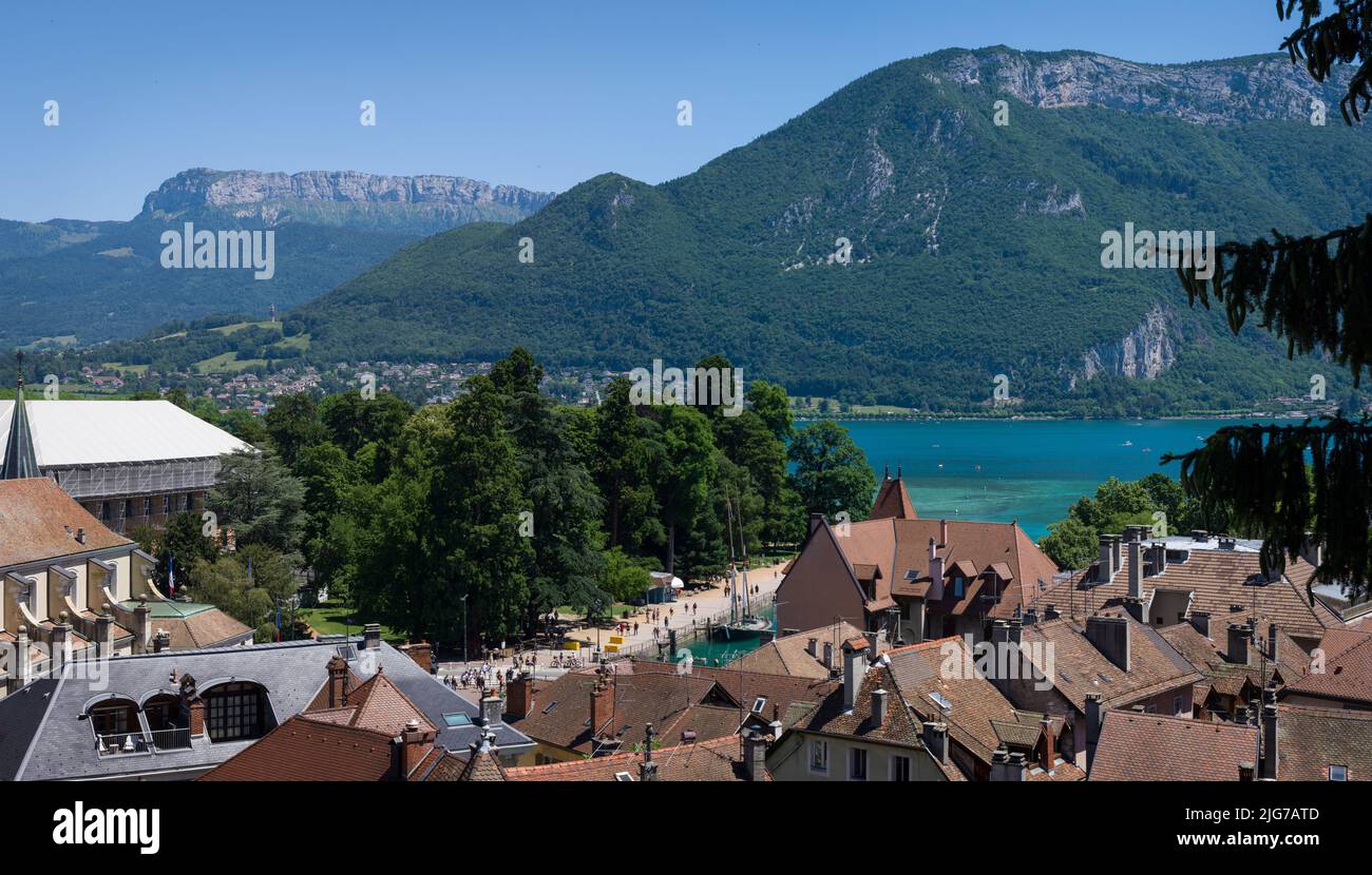 Annecy, Frankreich - Juli 2 2022: Die historische Stadt und der See Lac d'Annecy. Stockfoto