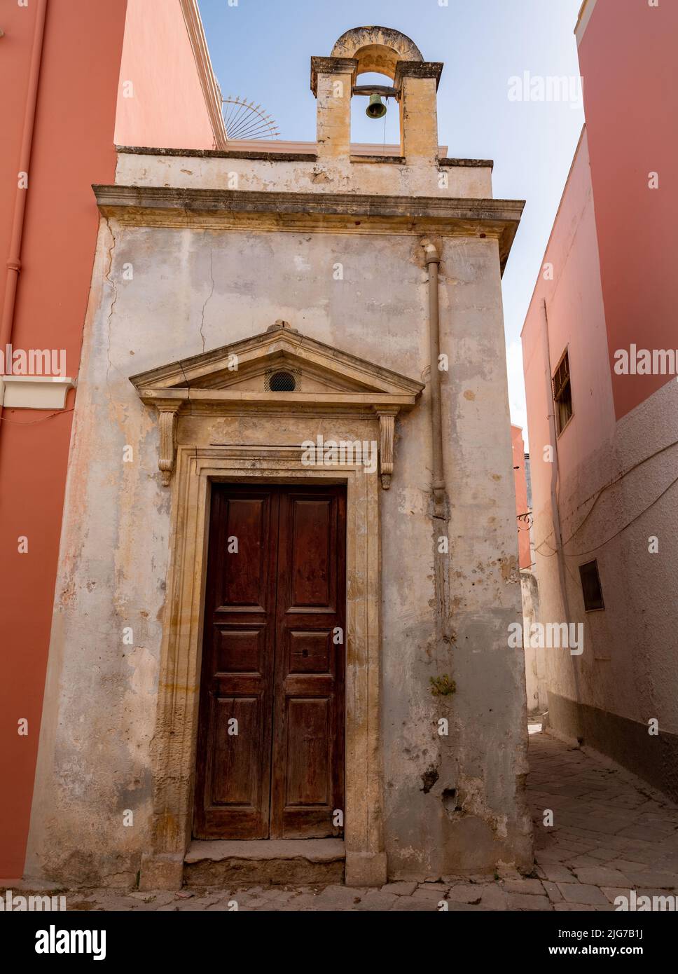 Eine kleine, unberührte Kapelle mit Glocke im klassischen Stil in einer Seitenstraße der Altstadt von Nardo, Provinz Lecce, Apulien, Italien Stockfoto