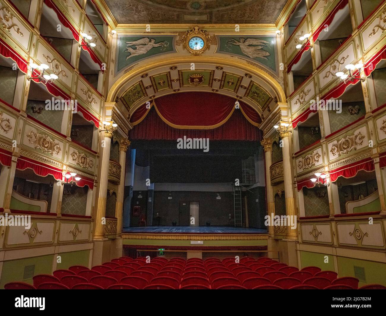 Innenansicht des Paisiello-Theaters aus dem 17.. Jahrhundert mit prunkvollen Kisten, Decke, Bühne und 320 Samtsesseln Stockfoto