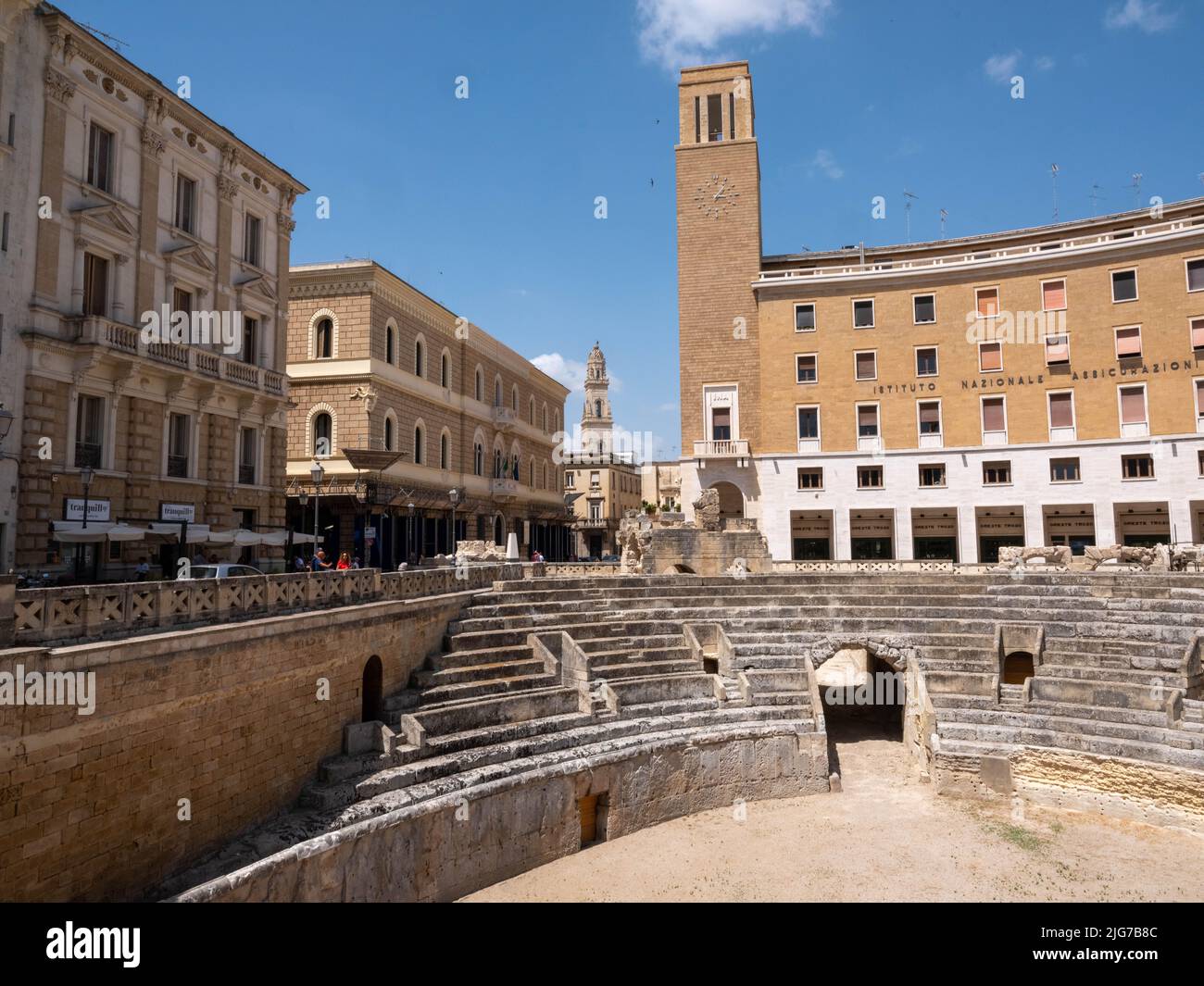 Das antike römische Amphitheater von Lecce wurde 1901 im Stadtzentrum entdeckt und nur teilweise freigelegt Stockfoto
