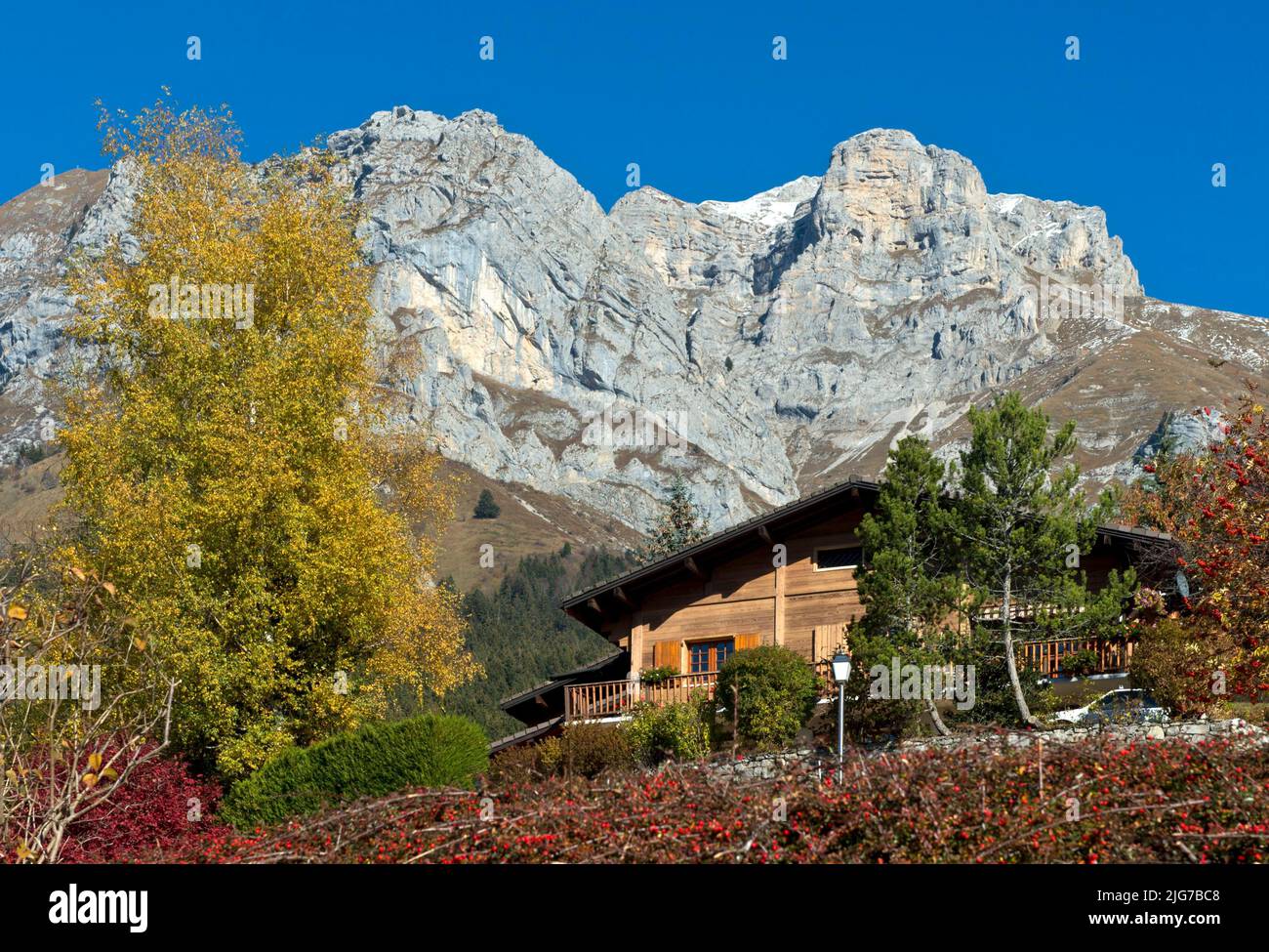 Chalet am Fuße der Bergkette La Tournette im Herbst, Massif des Bornes, Montmin, Haute-Savoie, Frankreich Stockfoto