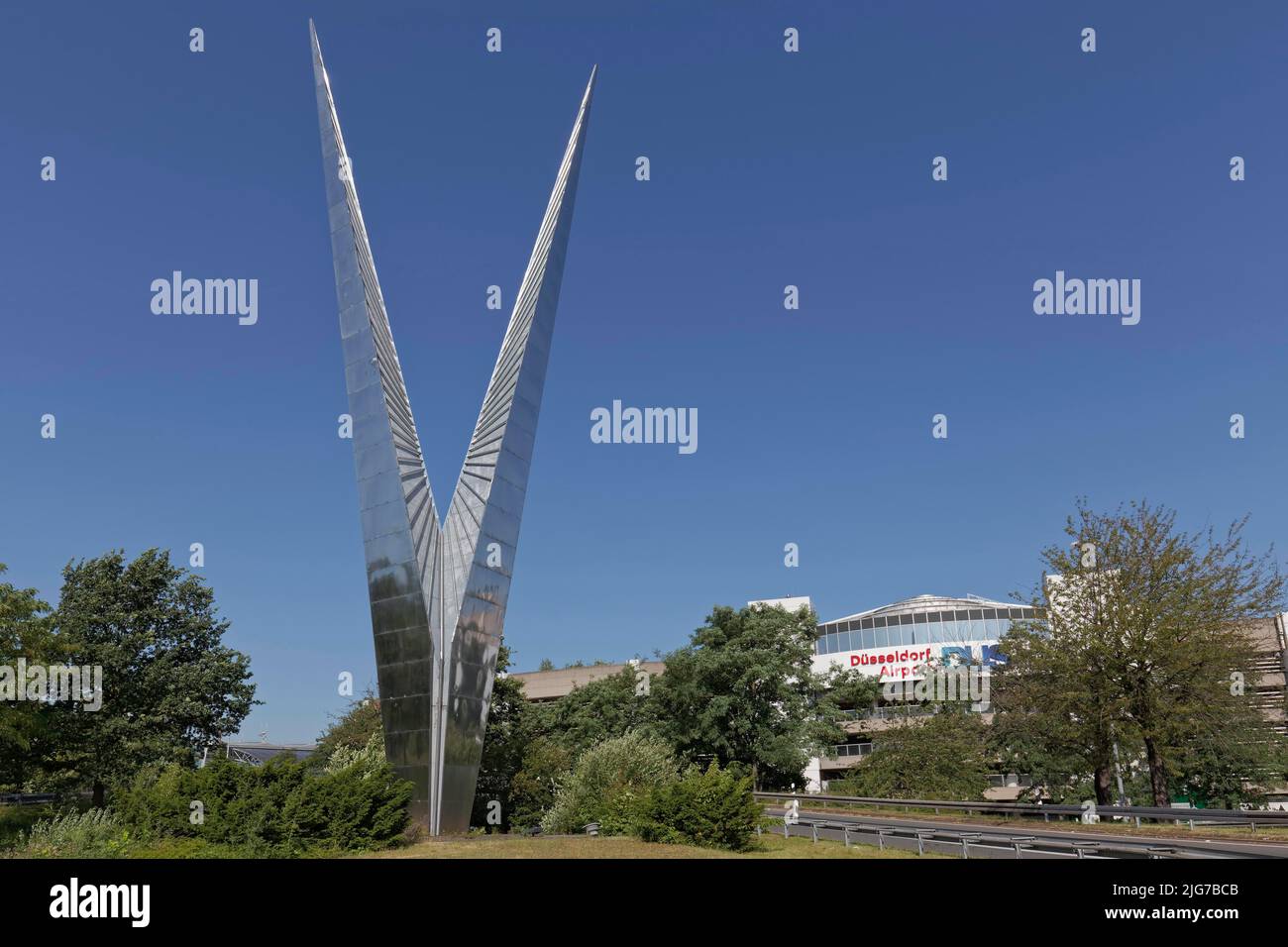 Abstrakte Skulptur aus Edelstahl, V-Form, Pylon vom Bildhauer Max Kratz, Flughafen Düsseldorf, Nordrhein-Westfalen, Deutschland Stockfoto