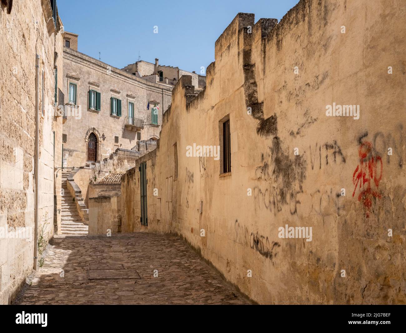 Straßenszene im Sassi-Viertel von Mdera, Italien mit Kalksteinhäusern und höhlenartigen Wohnhäusern aus der Altsteinzeit Stockfoto