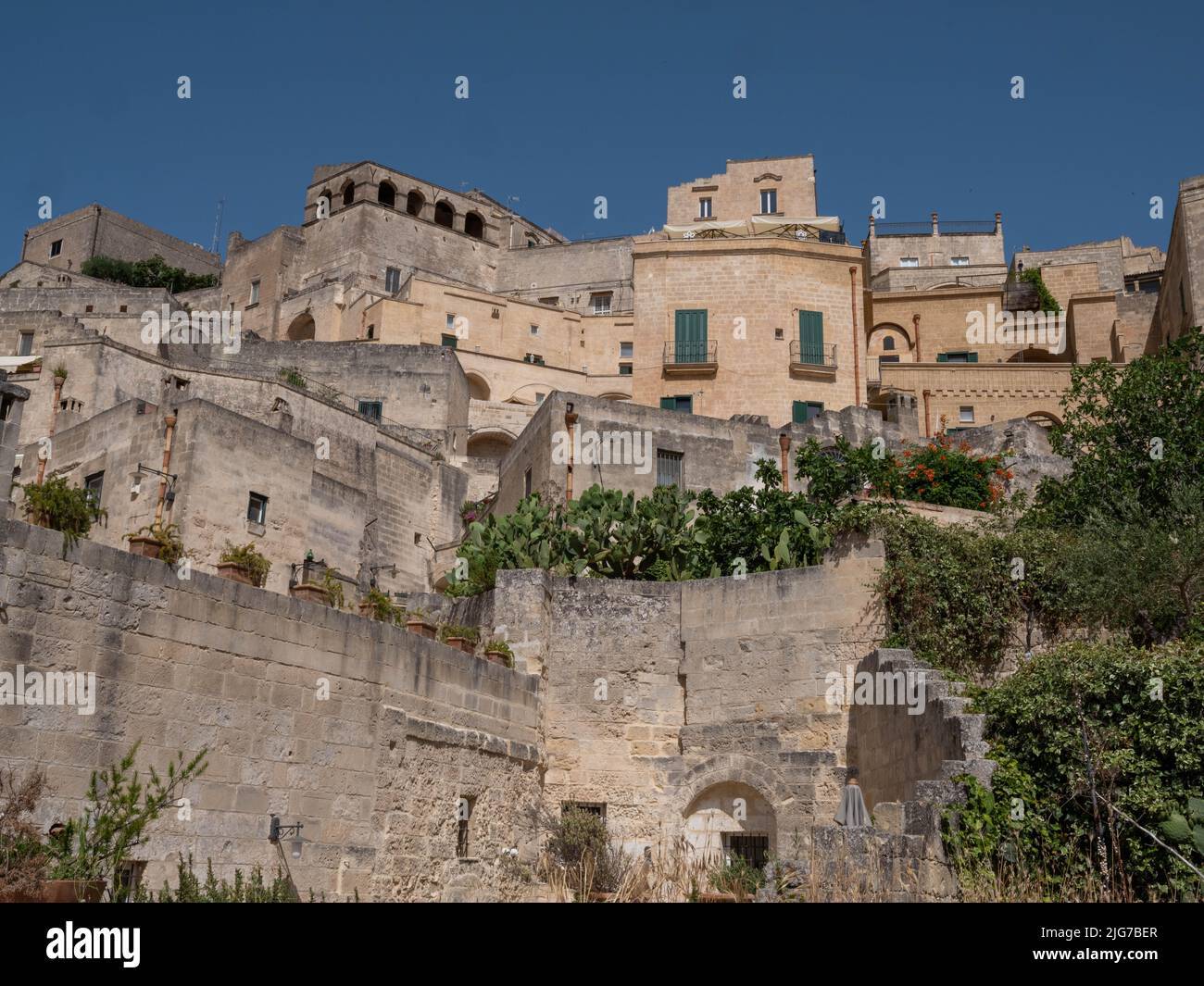 Panoramablick auf die Sassi di Matera, die alten Höhlenwohnungen und die Altstadt von Matera, Italien, die aus der Altsteinzeit stammt Stockfoto