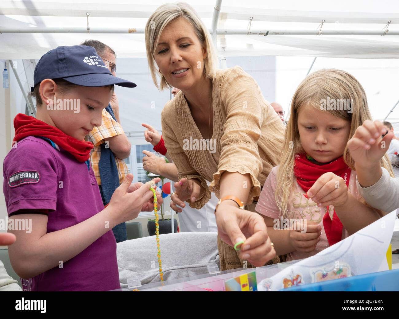 Verteidigungsminister Ludivine Dedonter, abgebildet bei einem Besuch des belgischen Verteidigungsministers im Asbl-Sommerlager Pinocchio in Spa, Freitag, 08. Juli 2022. Diese gemeinnützige Organisation Defence, gegründet 1997, unterstützt Kinderpatienten in den sechs Brennzentren in Belgien. Darüber hinaus bietet Pinocchio asbl Kindern und ihren Eltern psychosoziale Unterstützung, bietet Aktivitäten und Unterhaltung an und unterstützt ihre Wiedereingliederung. Als Teil der Unterstützung für Kinder und deren Rehabilitation organisiert die gemeinnützige Organisation jedes Jahr im Juli ein Thermalkurcamp. BELGA FOTO BENOIT DOPPAGN Stockfoto