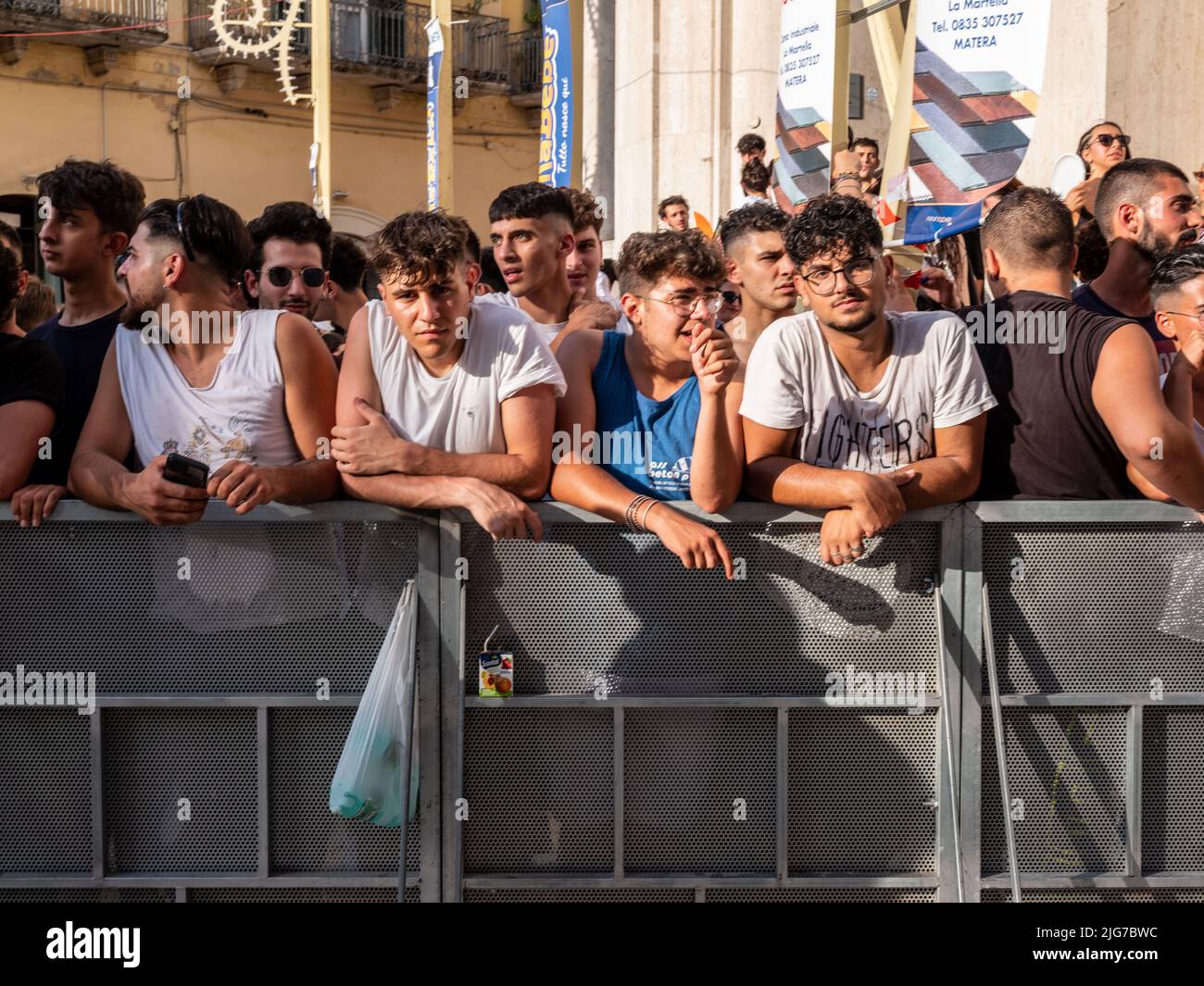 Menschenmengen und junge Männer erwarten die Prozession der braunen Madonna in Mdera, Italien, um den Wagen mit der heiligen Statue anzugreifen Stockfoto