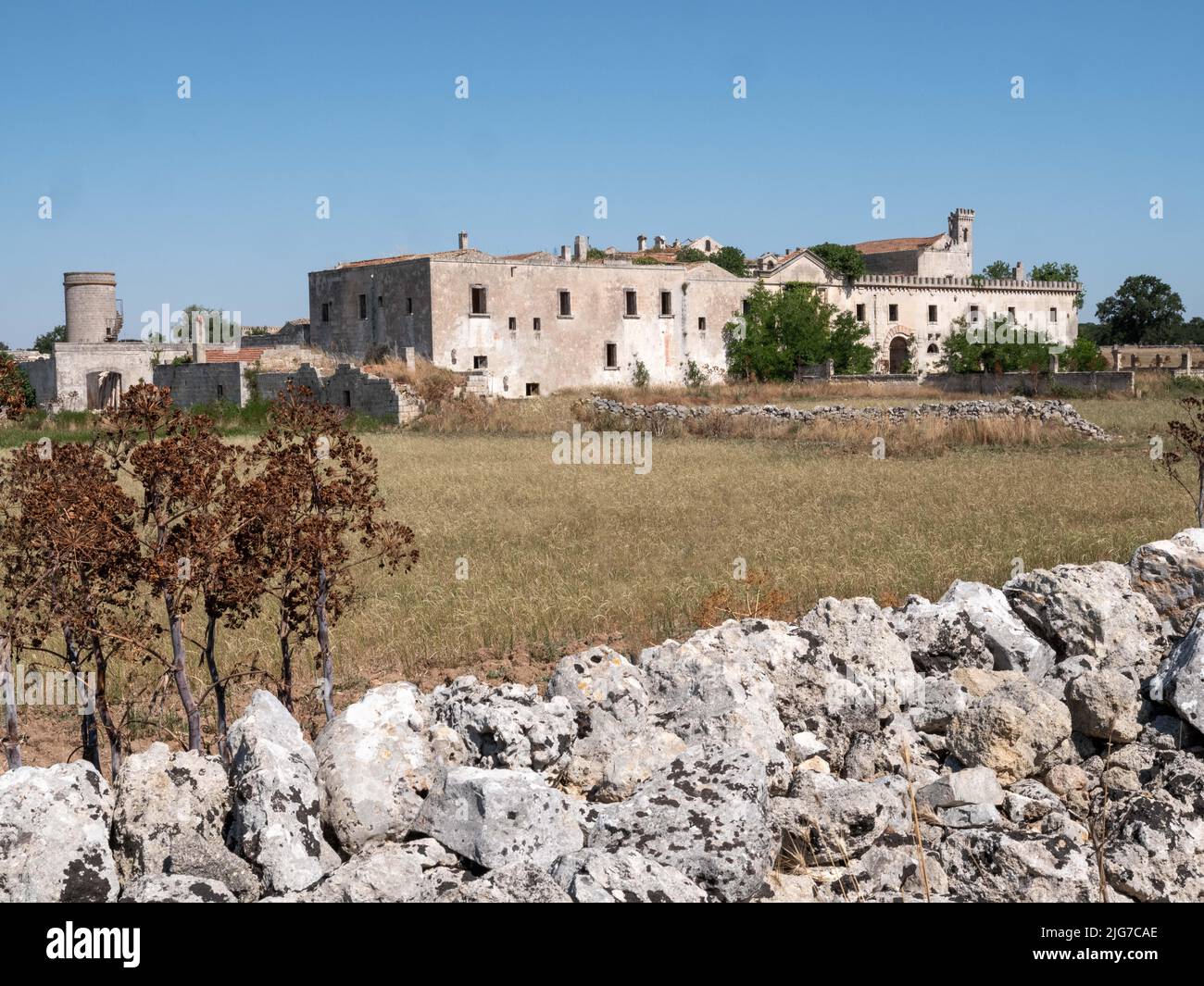 Ein ländliches Anwesen mit riesigen Feldern, das in einem fortgeschrittenen Zustand des Vergehens in der Region Alberobello in Apulien in Süditalien liegt Stockfoto