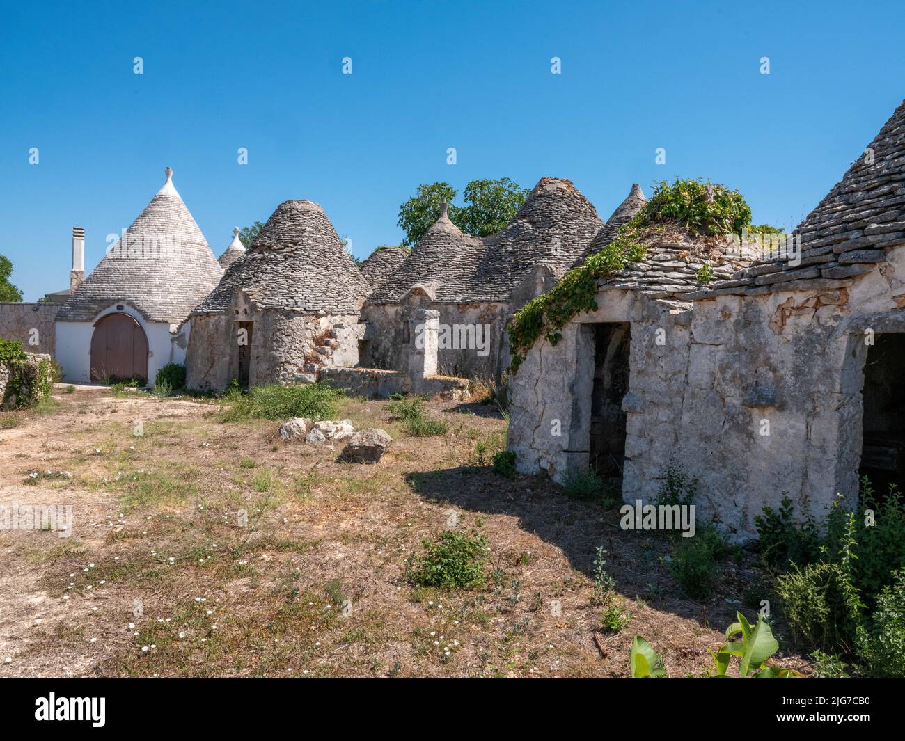 Trulli Häuser der Region Alberobello in Apulien mit konischen Dächern aus prähistorischen Zeiten aus Kalksteinfelsen und mortarless Stockfoto