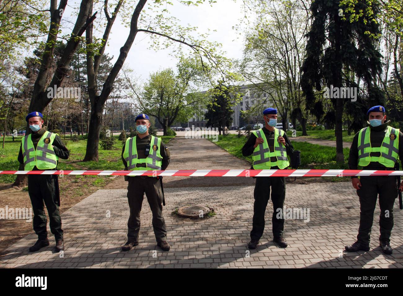 Das Personal der Nationalgarde der Ukraine in der Nähe des Kulykove-Feldes gesehen. Die Auseinandersetzungen in Odesa 2014 waren eine Reihe von Konflikten zwischen pro-Maidan- und Anti-Maidan-Demonstranten, die sich nach der Revolution der würde in der südukrainischen Stadt Odesa ereigneten. Die Gewalt verschärfte sich am 2. Mai, als ein Pro-Maidan-Mob Anti-Maidan-Aktivisten attackierte und Anti-Maidan-Aktivisten in ein Gewerkschaftshaus zwang, das von Pro-maidan-Demonstranten, die Molotow-Cocktails auf das Gebäude warfen, in Brand gesetzt wurde. Die Menge wurde schon beim marsch zum Gebäude skandiert, um sie in Brand zu setzen. Der Vorabend Stockfoto