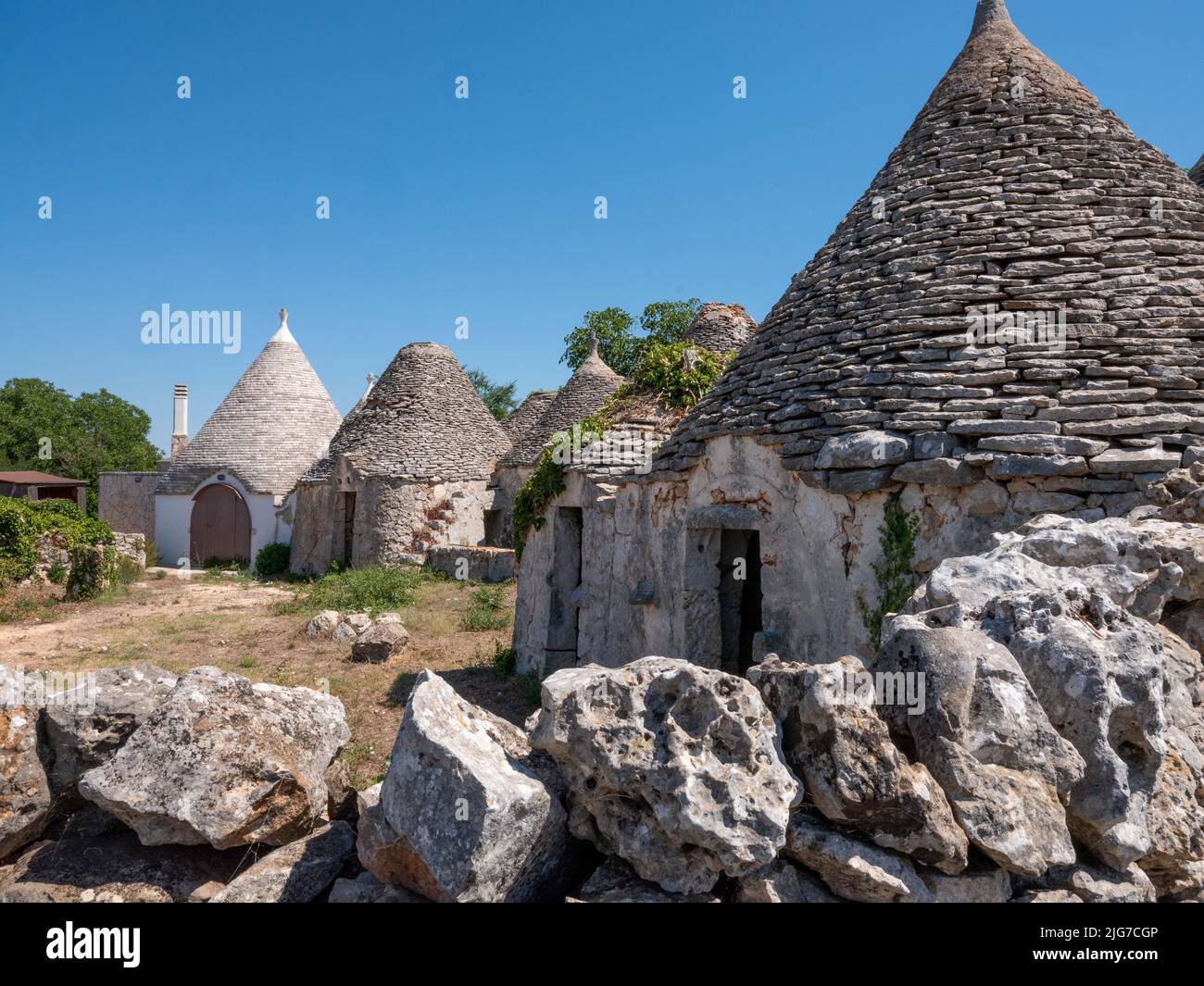 Trulli Häuser der Region Alberobello in Apulien mit konischen Dächern aus prähistorischen Zeiten aus Kalksteinfelsen und mortarless Stockfoto