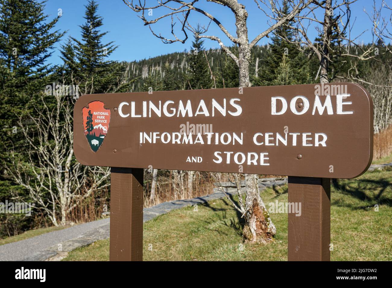 Holzschild für das Clingmans Dome Informationszentrum und Geschäft im Great Smoky Mountains National Park. Stockfoto