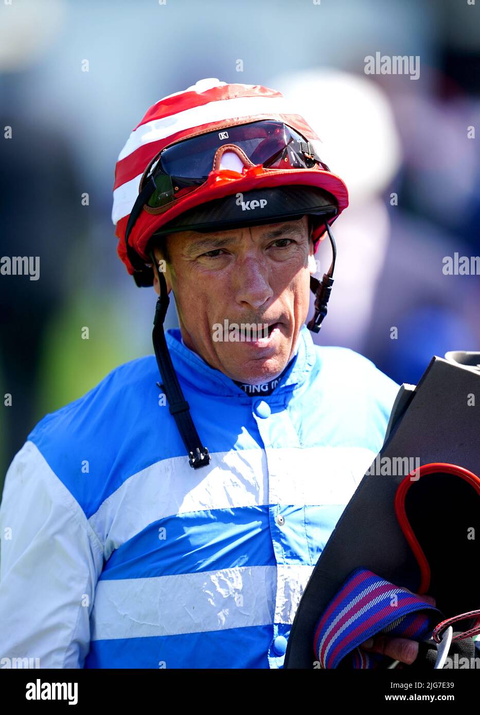 Jockey Frankie Dettori nach dem Wettbewerb im Handicap on Festival Friday des Moet and Chandon July Festival bet365 auf der Newmarket Racecourse, Suffolk. Bilddatum: Freitag, 8. Juli 2022. Stockfoto