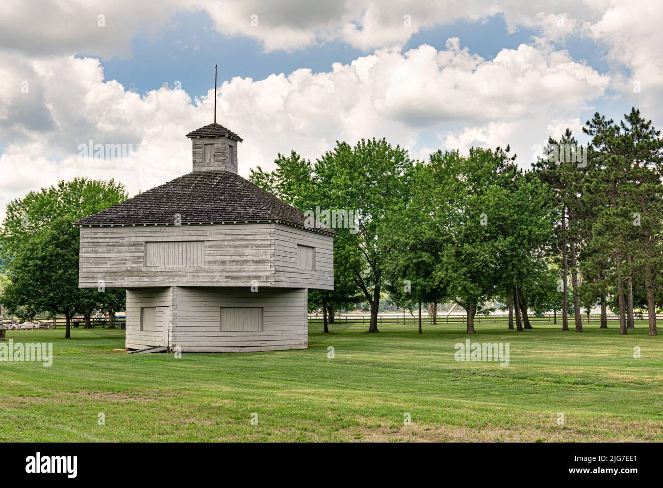 Old Fort Crawford auf der Insel St. Feriole in einem grünen Rasenpark, umgeben von Bäumen und mit dem Rücken des Mississippi River in der Straße von Chey du Chien Stockfoto