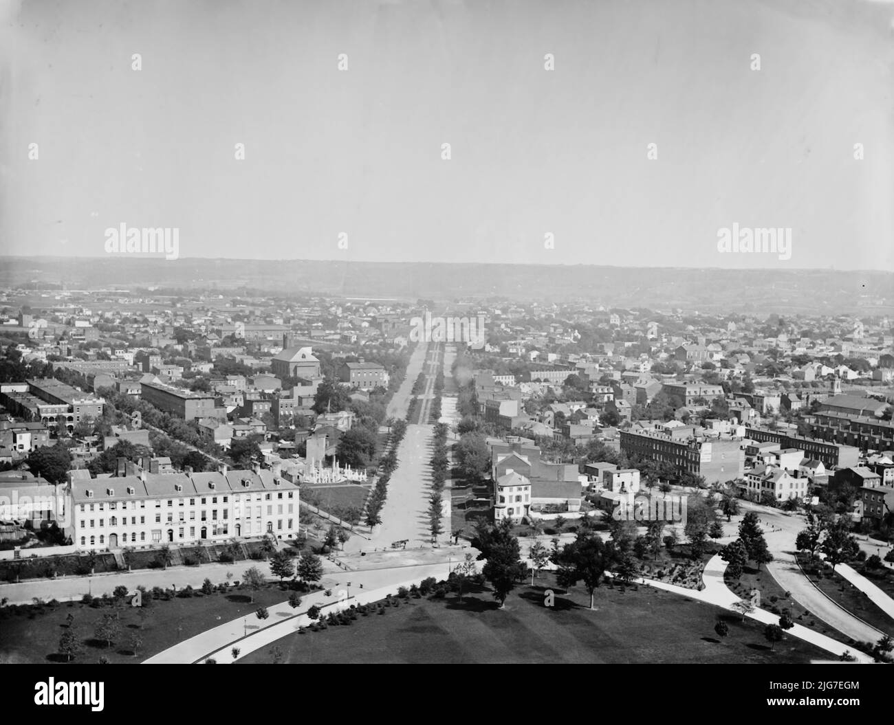 Blick nach Osten auf die Pennsylvania Avenue, S.E., vom U.S. Capitol aus mit der Carroll Row auf der linken Seite, zwischen 1860 und 1880. [Beachten Sie 'Twitchell's Capital Business College' und eine Architekturpraxis in den terrassierten Gebäuden auf der linken Seite]. Stockfoto